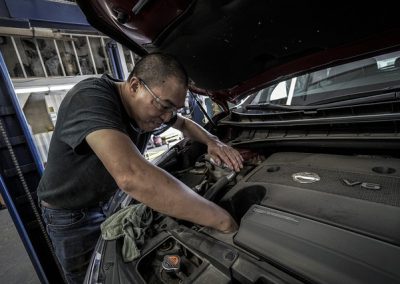 mécanicien automobile = car mechanic