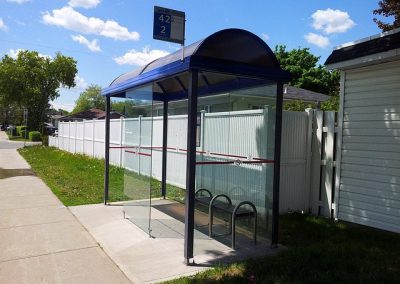 station de bus = bus station